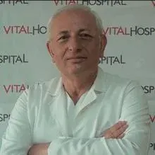 Uzm. Dr. Vedat Çalışır — Üroloji, İstanbul. Portre fotoğrafı.