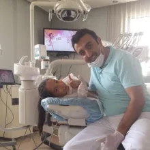Dt. Umut Tüfekçi — Diş Hekimi, İzmir. Portre fotoğrafı.