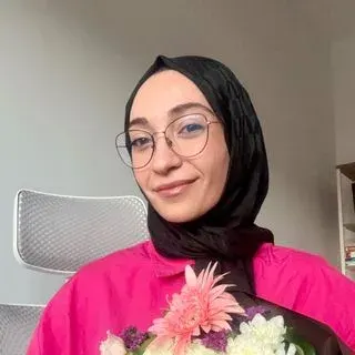 Dkt. Sevgi Türkoğlu Özçelik — Dil ve Konuşma Terapisi, Konya. Portre fotoğrafı.