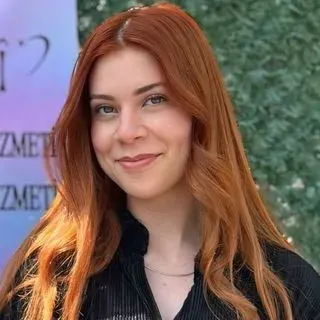 Psk. Hira Nur Ceyhan Öztürk — Psikoloji, İstanbul. Portre fotoğrafı.