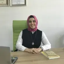 Uzm. Dr. Nazlı Çelenk — Çocuk ve Ergen Psikiyatrisi, Afyonkarahisar. Portre fotoğrafı.