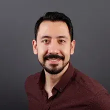 Uzm. Dt. Birtan Tolga Yılmaz — İzmir. Portre fotoğrafı.