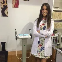 Dyt. Ayşenur Yılmaz — Diyetisyen. Portre fotoğrafı.