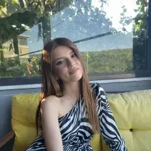 Psk. Özge Yapar — Psikoloji. Portre fotoğrafı.