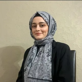 Psk. Esra Görmüş — Psikoloji. Portre fotoğrafı.