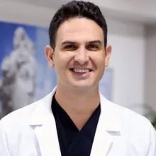 Dr. Kinyas Düşünmez — Pratisyen, İstanbul. Portre fotoğrafı.
