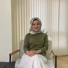 Uzm. Psk. Ayşegül Serdar — Psikoloji, Bursa. Portre fotoğrafı.
