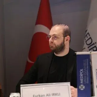 Uzm. Dkt. Furkan Ali Irklı — Dil ve Konuşma Terapisi, Nilüfer, Bursa. Portre fotoğrafı.
