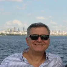 Prof. Dr. Alpay Çeliker — Çocuk Kardiyolojisi, Zeytinburnu, İstanbul. Portre fotoğrafı.