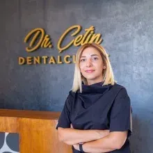 Uzm. Dt. Ecem Çetin — Ortodonti, Muğla. Portre fotoğrafı.