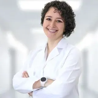 Uzm. Dr. Alev Cansu Certel — Çocuk Sağlığı Ve Hastalıkları, Samsun. Portre fotoğrafı.