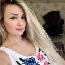 Dyt. Melike Yalur — Diyetisyen, İzmir. Portre fotoğrafı.