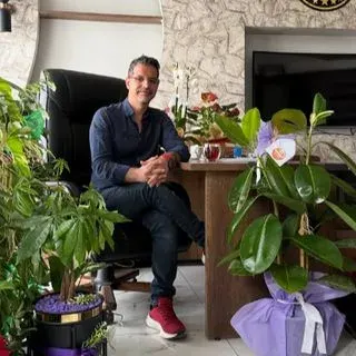 Op. Dr. Adem Yoldaş — Kadın Hastalıkları Ve Doğum, Diyarbakır. Portre fotoğrafı.
