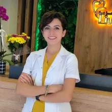 Dt. Aycan Ebru Kaya — Diş Hekimi, İzmir. Portre fotoğrafı.