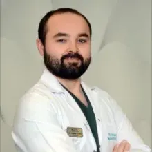 Dt. Mehmet Kaval — Diş Hekimi. Portre fotoğrafı.