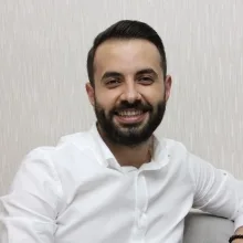 Dkt. Erdem Ertürk — Dil ve Konuşma Terapisi, İstanbul. Portre fotoğrafı.