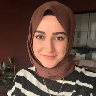 Kl. Psk. Ayşenur Uluer — Psikoloji, Bursa. Portre fotoğrafı.