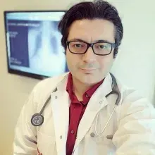 Dr. Öğr. Üyesi Turgut Öztutgan — Göğüs Hastalıkları, İstanbul. Portre fotoğrafı.