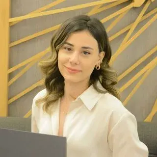 Dyt. Tuğçe Çetinkaya — Diyetisyen. Portre fotoğrafı.