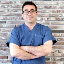 Doç. Dr. Mutlu Değer — Üroloji, Adana. Portre fotoğrafı.