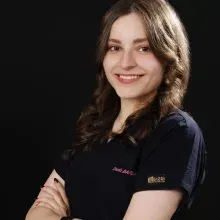 Dt. Deniz Barlas — Diş Hekimi. Portre fotoğrafı.