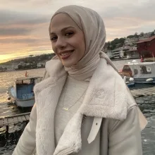 Psk. Merve İpekli Baksi — Psikoloji, İstanbul. Portre fotoğrafı.
