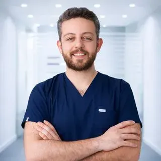 Dt. Enes Bekman — Diş Hekimi, İstanbul. Portre fotoğrafı.