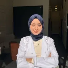 Dyt. Esra Sarı — Diyetisyen, İstanbul. Portre fotoğrafı.