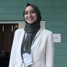Psk. Büşra Miraç Sezer — Psikoloji, İstanbul. Portre fotoğrafı.