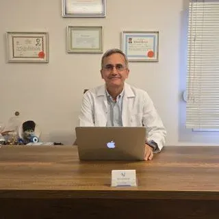 Prof. Dr. Ahmet Ömer İkiz — Kulak Burun Boğaz, İzmir. Portre fotoğrafı.