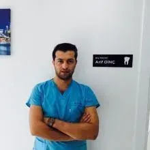 Dt. Arif Dinç — Diş Hekimi, Antalya. Portre fotoğrafı.