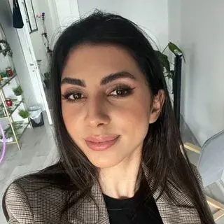 Dyt. Elif Sude Özkan — Diyetisyen. Portre fotoğrafı.