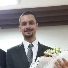 Uzm. Dt. Emir Faruk Yılmaz — Endodonti, Bursa. Portre fotoğrafı.