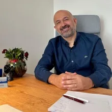 Prof. Dr. Cem Cerit — Psikiyatri, İstanbul. Portre fotoğrafı.