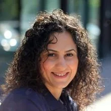 Dr. Dt. Sara Yakınoğlu — Ortodonti, Balıkesir. Portre fotoğrafı.