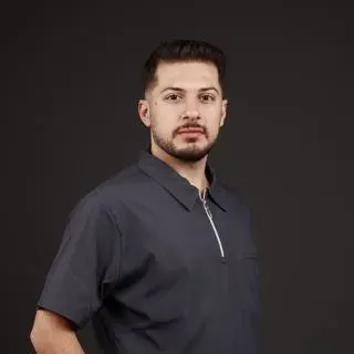 Dt. Samet Kuşçuoğlu — Diş Hekimi. Portre fotoğrafı.