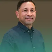 Uzm. Dr. Ömer Ümmetoğlu — Dermatoloji, Eskişehir. Portre fotoğrafı.
