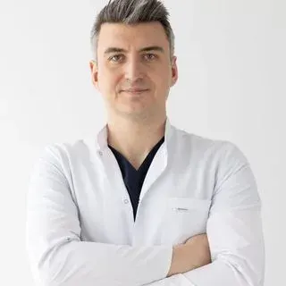 Doç. Dr. Doğukan Özkan — Ankara. Portre fotoğrafı.