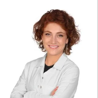 Dyt. Elif Tazegül — Diyetisyen. Portre fotoğrafı.