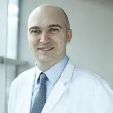 Op. Dr. Diren Çelik — Plastik Rekonstrüktif Ve Estetik Cerrahi, Ankara. Portre fotoğrafı.