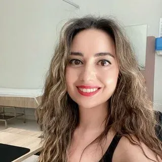 Doç. Dr. Pınar Akhanlı — Endokrinoloji Ve Metabolizma Hastalıkları, Antalya. Portre fotoğrafı.