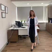 Uzm. Dr. Ecem Çelik — Psikiyatri, İstanbul. Portre fotoğrafı.