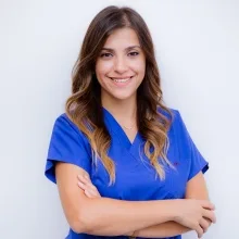 Dr. Dt. Begüm Okur — Ağız Diş Ve Çene Cerrahisi, Ankara. Portre fotoğrafı.