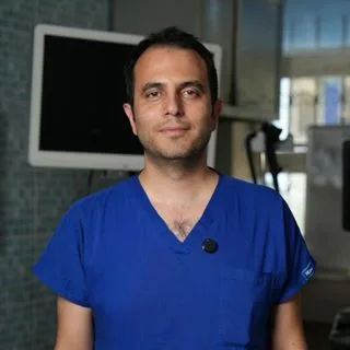 Doç. Dr. Abdullah Murat Buyruk — Gastroenteroloji, İzmir. Portre fotoğrafı.
