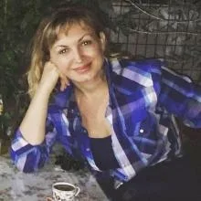 Dt. Sibel Tezil — Diş Hekimi, İstanbul. Portre fotoğrafı.