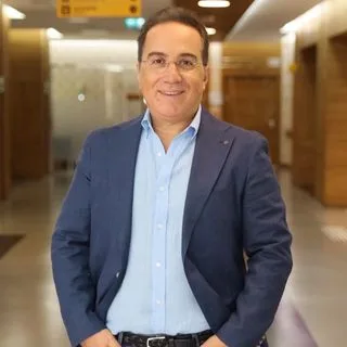 Op. Dr. Tolgahan Alpaydın — Plastik Rekonstrüktif Ve Estetik Cerrahi, Konak, İzmir. Portre fotoğrafı.