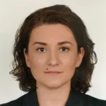 Uzm. Dr. Özlem Helin Çarkcı — Psikiyatri, İstanbul. Portre fotoğrafı.