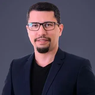 Op. Dr. Enes Yiğit — Kulak Burun Boğaz, İstanbul. Portre fotoğrafı.