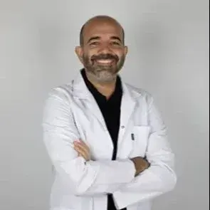 Dr. Dt. Bora Öncü — Ağız Diş Ve Çene Cerrahisi, İstanbul. Portre fotoğrafı.