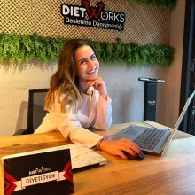 Dyt. Zeynep Öz — Diyetisyen, Ankara. Portre fotoğrafı.